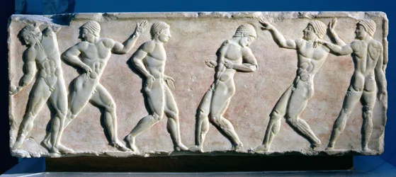 Junge Männer beim Ballspiel, von einer Statuenbasis gefunden auf dem Dipylon-Friedhof, Athen